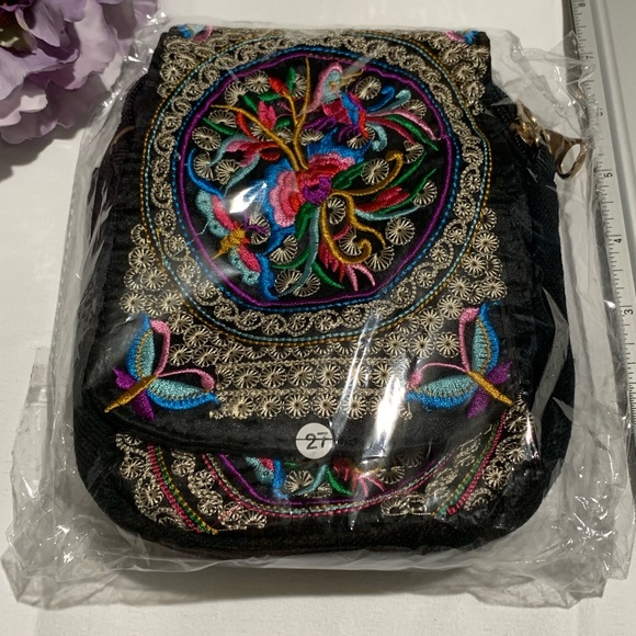 π₯SOLD IN STORE LOCATIONπ₯LAST ONE! -Small Embroidered Cross Body Boho Phone Bag - Picture 7 of 9